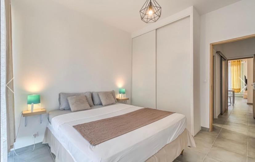 Balcony On The True Marseille Apartment Exterior photo